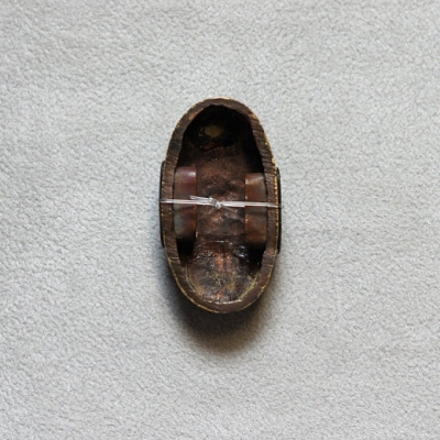 Fuchi Kashira, Pflanzen hinter einem Zaun