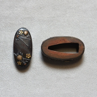 Fuchi Kashira, Kiefernzapfen & Pflaumenblüten