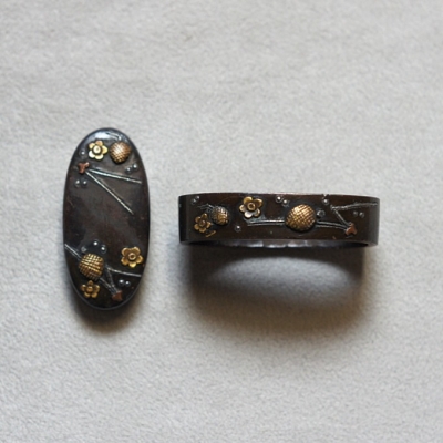 Fuchi Kashira, Kiefernzapfen & Pflaumenblüten