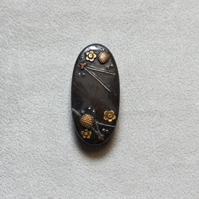 Fuchi Kashira, Kiefernzapfen & Pflaumenblüten