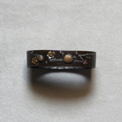 Fuchi Kashira, Kiefernzapfen & Pflaumenblüten