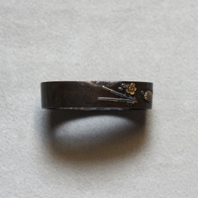 Fuchi Kashira, Kiefernzapfen & Pflaumenblüten